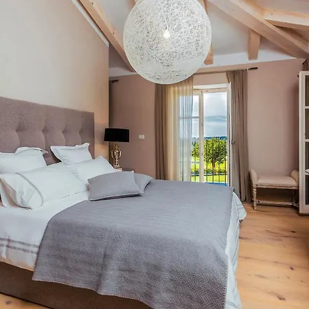فيلة Arabela Baderna